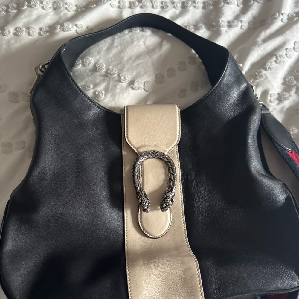 Gucci Black and Cream Shoulder Bag with Classic Elegance